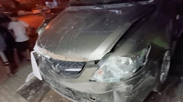 Gaz ile freni karıştıran sürücü otomobiliyle dükkana girdi