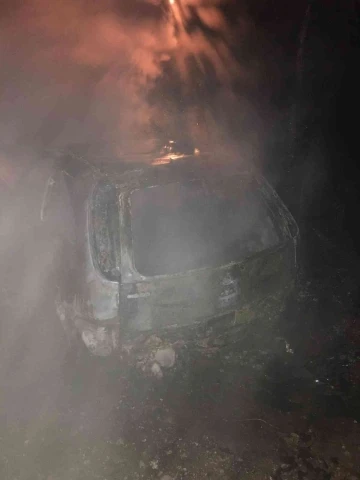 Gaz pedalı takılı kalan araç, alev alev yandı
