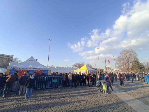 Gaziantep Büyükşehir’in geleneksel iftar çadırları ilk gün yoğun ilgi gördü