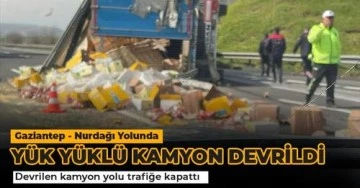 Gaziantep Nurdağı yolunda yük yüklü kamyon devrildi 