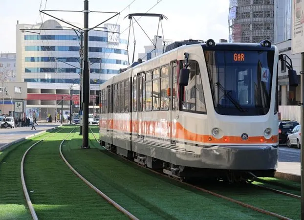 Gaziantep'te araç tramvay yoluna girdi!