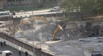 Gaziantep’te depremde ağır hasar alan emniyet ek binasının yıkımına başlandı
