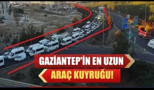 Gaziantep’te Dülükbaba Yolunda Uzun Araç Kuyruğu: Trafik Kazası Sebebiyle Yoğunluk Artıyor