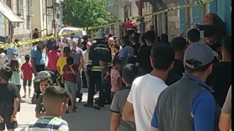 Gaziantep'te evine haciz gelen aile cinnet geçirdi! Sokak ablukaya alındı...