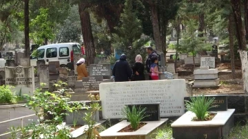 Gaziantep’te mezarlıklarda bayram yoğunluğu
