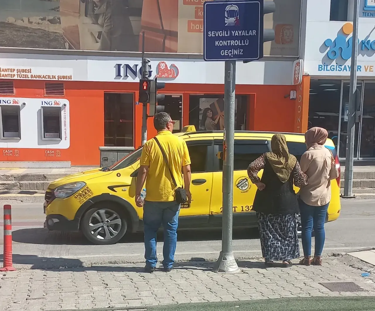 Gaziantep'te o yaya geçidinden geçen çarpılır!