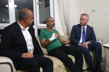 Gaziantep Valisi Davut Gül'den Suriye uyruklu bazı kişiler arasında park yeri nedeniyle önceki gün çıkan bıçaklı kavgada yaralanan Hamit Yıldız'ı (38) evinde ziyaret