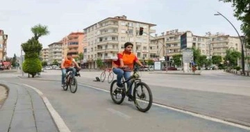 Gaziantep’te bisiklet ve elektrikli scooter sürücülerine reflektif yelek dağıtıldı