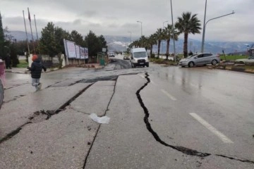 Gaziantep’te deprem sonrası hastane bahçesi ve yoldaki asfalt böyle ayrıldı