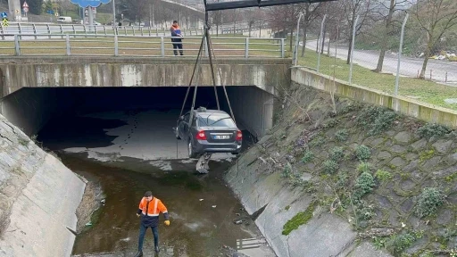 Gaziosmanpaşa’da baba, oğlunun iki gün önce kaçırdığı otomobiliyle su kanalına uçtu
