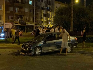 Gazipaşa’da kavşakta iki araç çarpıştı: 1 ölü, 1’i ağır 2 yaralı
