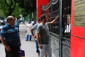 Geç kaldığı KPSS’ye giremedi, elindeki kağıdı gösterip &quot;Burada öyle bir şey yazmıyor&quot; dedi
