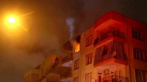 Gece saatlerinde çıkan yangın apartman sakinlerine korku dolu anlar yaşattı
