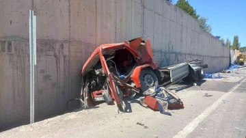 Gediz’de 3 aracın karıştığı trafik kazasında 2 kişi yaralandı
