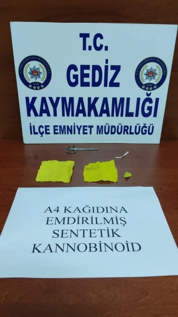 Gediz’de A4 kağıdına emdirilmiş uyuşturucu ele geçirildi
