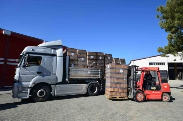 Gediz’de depremzedeler için gıda kolisi tırı yola çıktı
