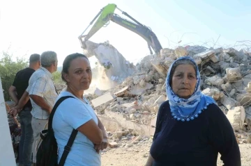 Gelin ve kaynana yuvalarının yıkılışını üzüntü içerisinde izledi
