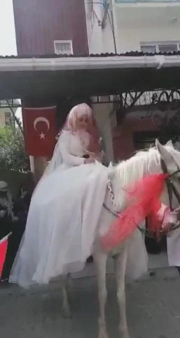 Gelinle damat düğüne at üstünde şehir turu atarak gitti
