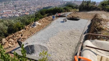 Gemlik’te tarım arazilerine giden yollar yenileniyor
