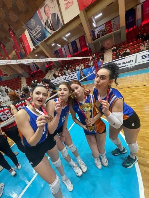 Genç Kadınlar Voleybol Takımı Adana şampiyonu oldu
