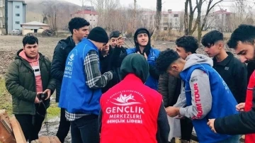 Gençler sokak hayvanları için doğaya mama ve yem bıraktı
