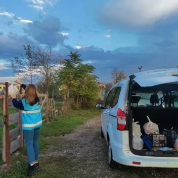 Gençler yurtlarda kalan yemekleri ihtiyaç sahiplerine taşıyor
