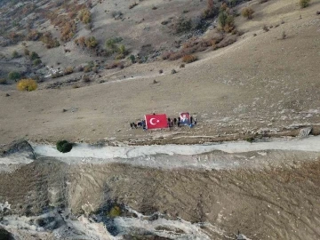 Gençler zirveye tırmanıp, Atatürk’ü andı
