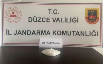 Gençleri zehirleyecekti, otobüste yakalandı
