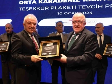 Gençlerin geleceğine yatırım yapanlara plaket
