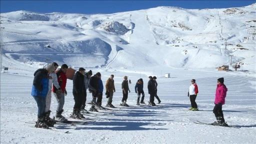 Gençlik Kampı'ndaki öğrenciler güzelliklerini keşfettikleri Hakkari'de kayakla da tanışıyo