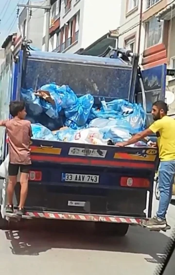 Geri dönüşüm kamyonunda biri çocuk 2 kişinin tehlikeli yolculuğu
