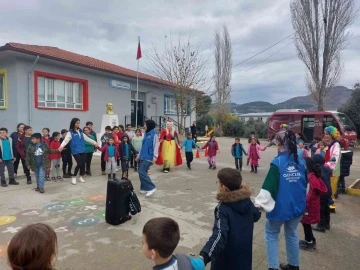 Germencik’te gönüllü gençler, ilkokul öğrencilerine yönelik etkinlik düzenledi
