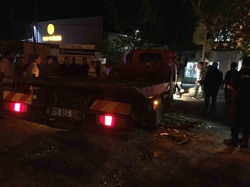 Germencik’te minibüs ile çekici çarpıştı: 3 yaralı
