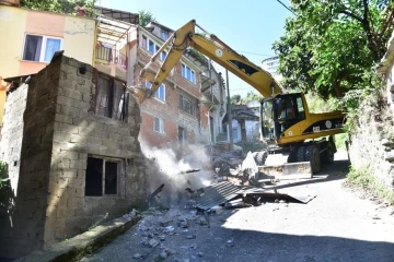 Giresun’da metruk binalar yıkılıyor
