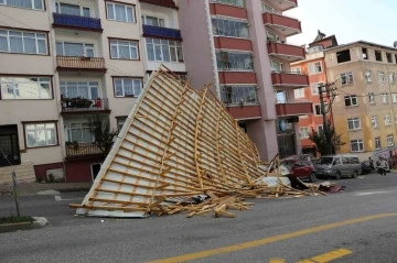 Giresun’da şiddetli rüzgar nedeniyle çatılar uçtu, motosiklet sürücüsü uçan çatının altında kaldı
