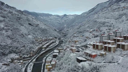 Giresun’un Dereli ilçesi kar yağışıyla kartpostallık görüntülere büründü
