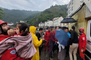 Giresun'un Duroğlu Beldesi'nde evlerin mahsur kalan vatandaşlar tek tek kurtarılıyor