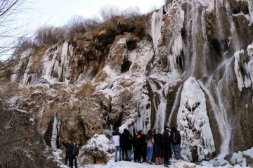 Girlevik Şelalesi dondu, görenler hayran kaldı
