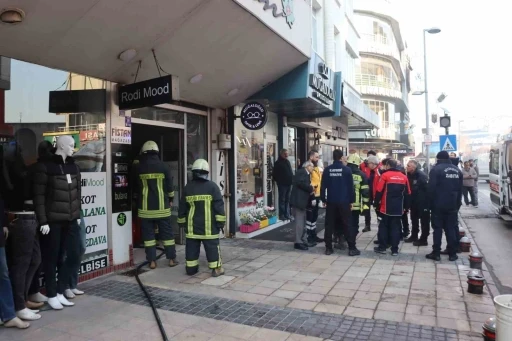 Giyim mağazasında çıkan yangın paniğe neden oldu
