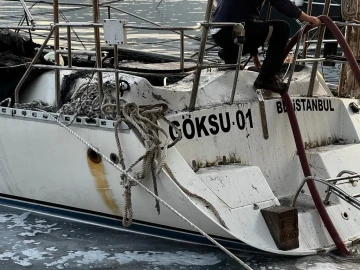 Göcek’te koyda bağlı tekne cayır cayır yandı
