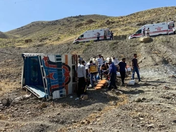 Göçerleri taşıyan kamyonet şarampole yuvarlandı: 10 yaralı
