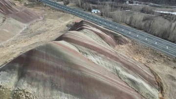 Gökkuşağı tepeleri rengârenk görüntüsüyle görenleri büyülüyor
