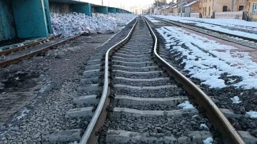 Gölbaşı’nda deprem tren raylarını büktü
