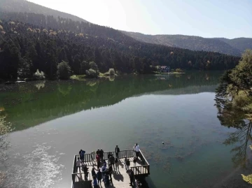 Gölcük Tabiat Parkı güneşli günde doldu taştı
