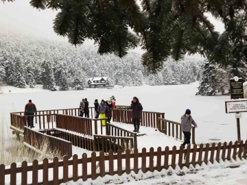 Gölcük Tabiat Parkı’nda göl dondu, ortaya kartpostallık görüntüler çıktı
