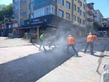 Gölcük’te asfalt seferberliği sürüyor
