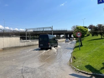 Göle dönen yol, sürücülere zor anlar yaşattı
