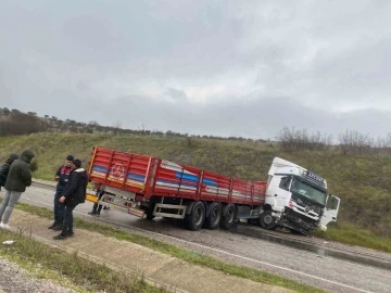 Gönen-Bandırma Karayolu’nda tır devrildi
