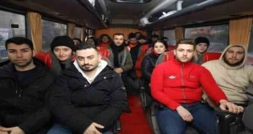 Gönüllü sağlıkçılar afet bölgesine gitmek için İzmit’ten yola çıktı