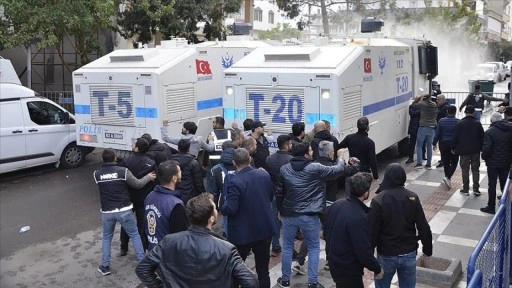 Görevlendirme yapılan Halfeti Belediyesi önünde polise taşlı saldırıda bulunan 8 kişi yakalandı